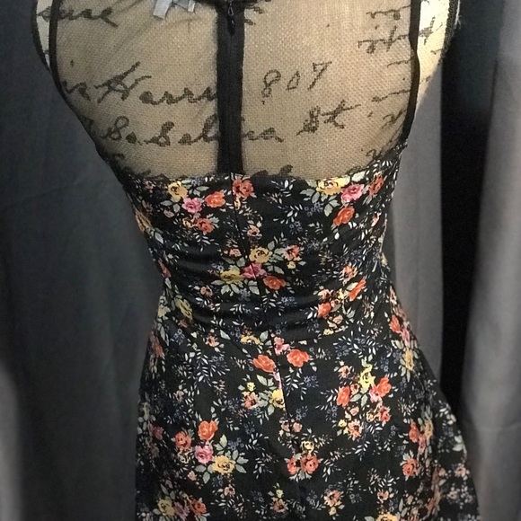 Cute floral summer dress. - Picture 3 of 4